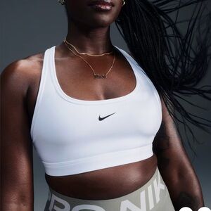 Nike Swoosh medium-support sports bra